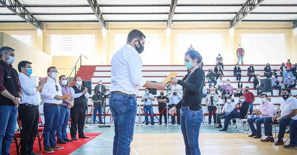 La Nación / Critican a legisladores que solo actúan a través de las redes sociales
