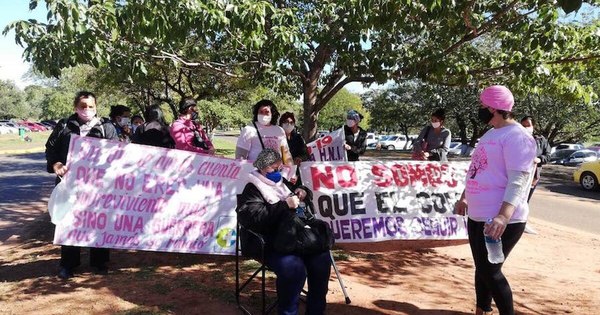 La Nación / Pacientes con cáncer: sin mamógrafo y sin turno