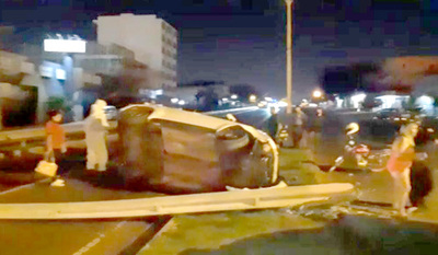 Conductora pierde control de su auto, derriba columna y vuelca
