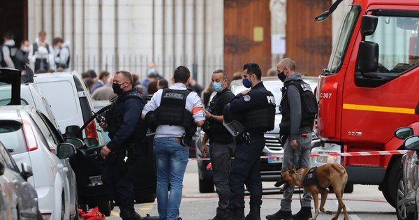 La Nación / Tras ola de atentados, Francia intensifica medidas contra los migrantes radicalizados