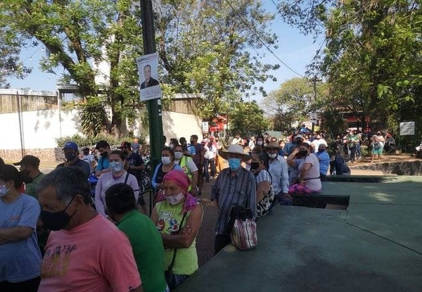HOY / Inmensa fila de personas para la compra de tarjetas del billetaje electrónico en la Plaza Ñemby