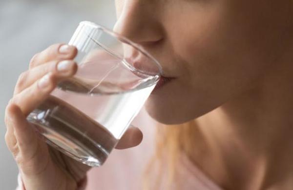Esta es la cantidad exacta de agua que debes beber si quieres perder peso - C9N