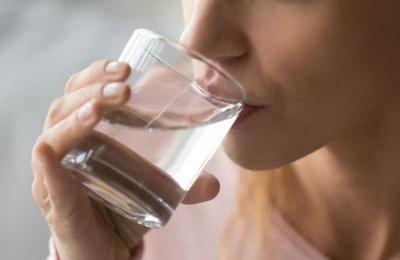 Esta es la cantidad exacta de agua que debes beber si quieres perder peso - SNT