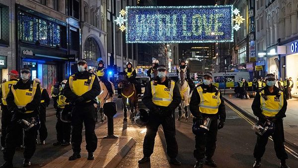 En Londres protestaron contra el confinamiento y hubo más de 100 detenidos