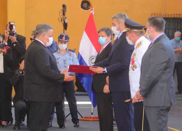 Gobierno paraguayo distingue a responsables de seguridad antiterrorista y a funcionario norteamericano | .::Agencia IP::.