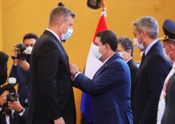Condecoran a autoridades por el apoyo permanente contra el terrorismo
