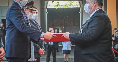 La Nación / Condecoran al ministro de Inteligencia por trabajo antiterrorista