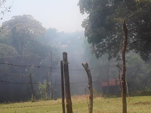 BOMBEROS COMBATEN INCENDIO DE PASTIZAL EN ARGENTINA´I