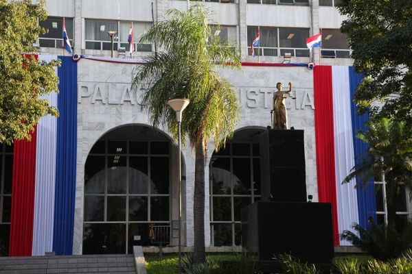 Abogada trans pide a la Corte que le tome juramento para poder matricularse