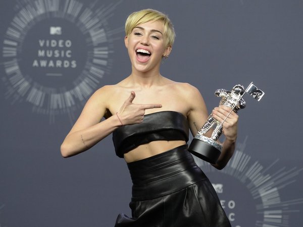 Miley Cyrus anuncia su nuevo disco Plastic Hearts