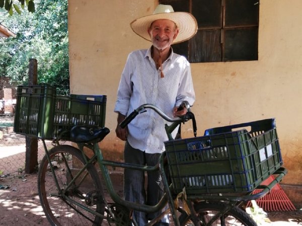 Jóvenes le cumplieron el sueño de tener una heladera a un humilde vendedor ambulante