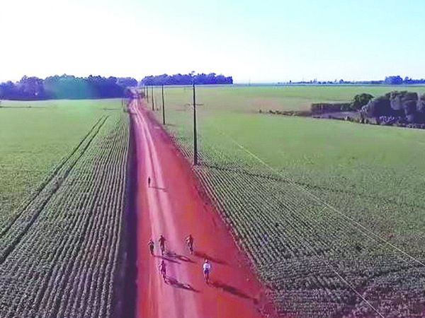 Corrió entre sojales para mostrar la belleza del suelo guaraní