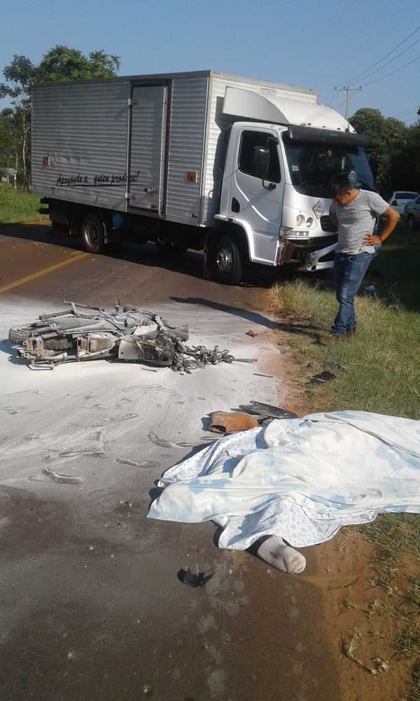 CHOQUE frontal entre MOTO y CAMION deja un MUERTO en Itakyry