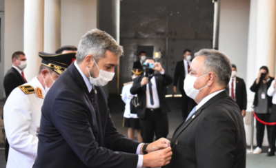 HOY / Condecoran a ministro de Inteligencia ante plana mayor de la Embajada de EEUU