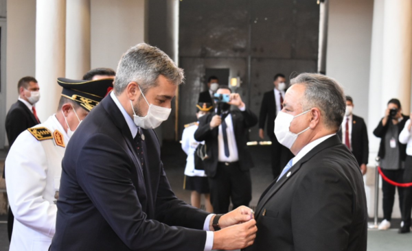HOY / Condecoran a ministro de Inteligencia ante plana mayor de la Embajada de EEUU