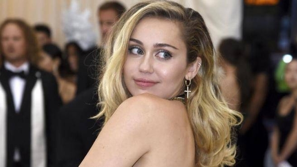 HOY / Miley Cyrus anuncia para el 27 de noviembre su nuevo disco, "Plastic Hearts"