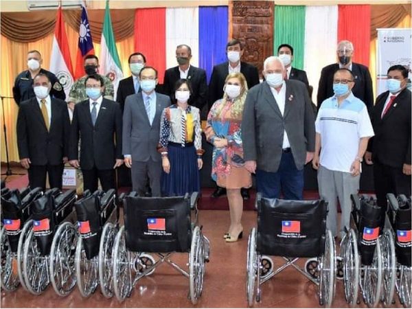 Taiwán entrega sillas de ruedas y tapabocas a Itapúa
