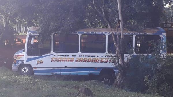 CDE: Bus chatarra provoca accidente  - ABC en el Este - ABC Color
