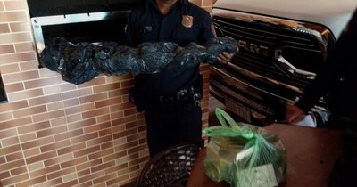 La Nación / Detienen a dos hombres que aparecen en un vídeo disparando al aire