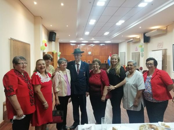 Distinguen a excombatiente y otras personas destacadas de San Juan Bautista Misiones - Nacionales - ABC Color