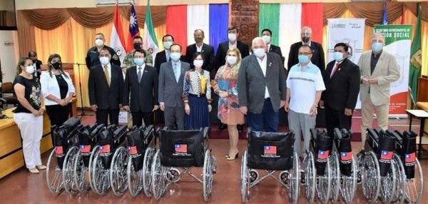 Taiwán entrega sillas de ruedas y tapabocas a Itapúa