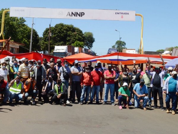 Bloqueo en Encarnación agrava la escasez de cemento en el mercado