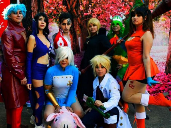 Fiesta con cosplay y karaoke en plazoleta de la Costanera