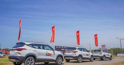 La Nación / Presentan a Kia en un evento de test drive con invitados especiales