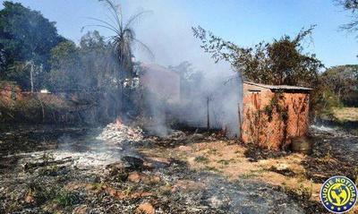 Fuego arrasa un predio Loma Merlo •