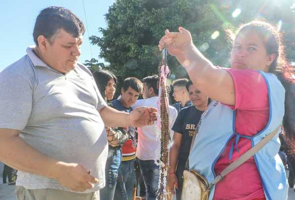 Gobierno analiza subsidio económico para trabajadores informales de Caacupé