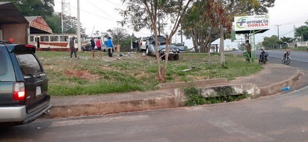 Joven muere tras impacto de una camioneta por una columna