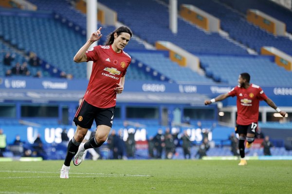 Cavani marca su primer gol con el United en la victoria contra el Everton