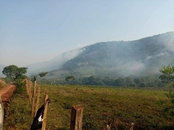 Incendio forestal nuevamente afecta a la Cordillera del Ybytyruzú