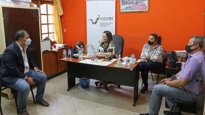 Gobernador de Caazapá se reúne con la Encargada de Despacho del INDERT - Noticiero Paraguay