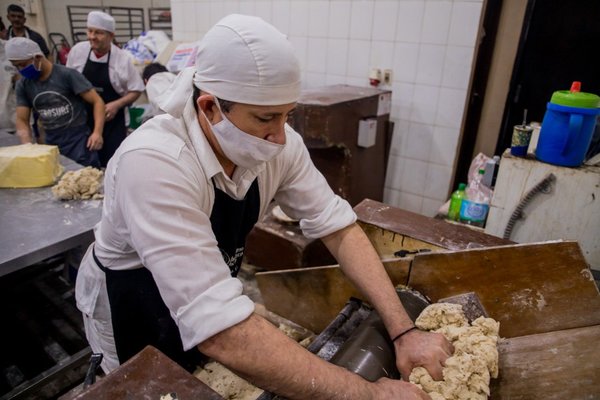 El rey del pan de Tacumbú fabrica más de 30.000 unidades de galletas diarias » Ñanduti