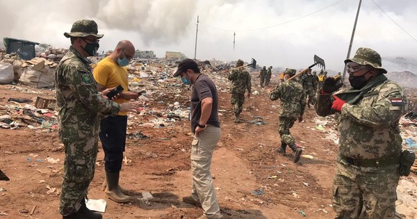 La Nación / Incendio en basural amenaza a viviendas en el Bañado Sur