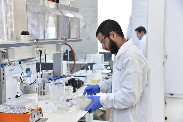 CIENTÍFICOS HISPANOS CREAN PINTURA ANTI-COVID-19 EN LABORATORIO DE ISRAEL