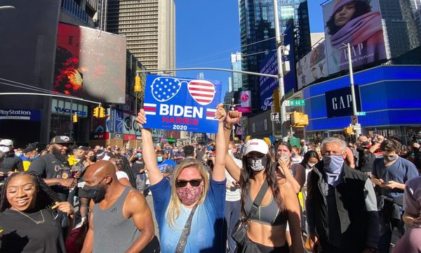 Multitudes salen a las calles a celebrar la victoria de Biden