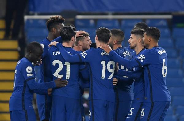 El Chelsea remonta, golea y se postula al liderato