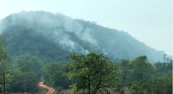 Piden ayuda para sofocar incendio en el monumento natural Cerro Acahay - Nacionales - ABC Color