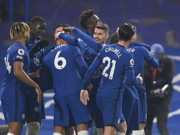 El Chelsea remonta, golea y se postula al liderato