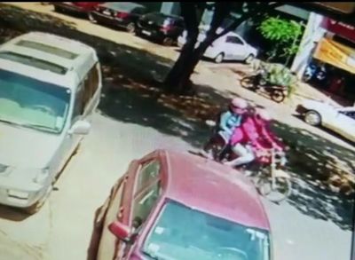 Motochorros asaltan a un joven que estaba a punto de ingresar a un banco   - ABC en el Este - ABC Color