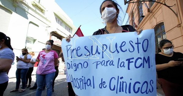 La Nación / Funcionarios de Clínicas anuncian que irán a huelga durante un mes