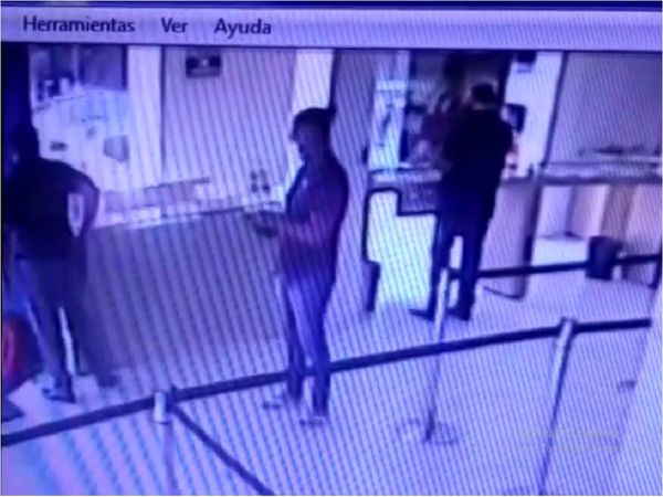 Asaltan a un empleado cuando iba a realizar un depósito en un banco