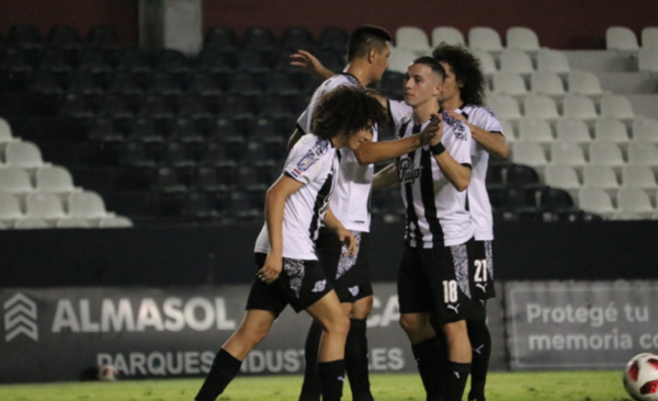 HOY / Libertad gana y se asoma a las posiciones de vanguardia del campeonato