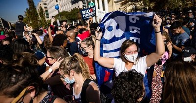 La Nación / Lágrimas de alegría y cacerolazos en Nueva York que le dice “adiós” a Trump