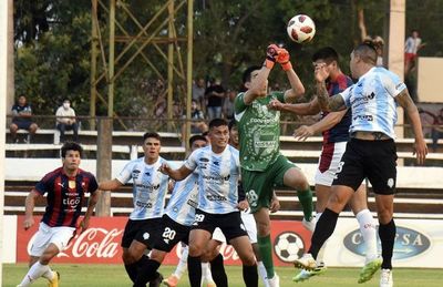 Guaireña y Cerro,  a mano en  el Parque        - Fútbol - ABC Color