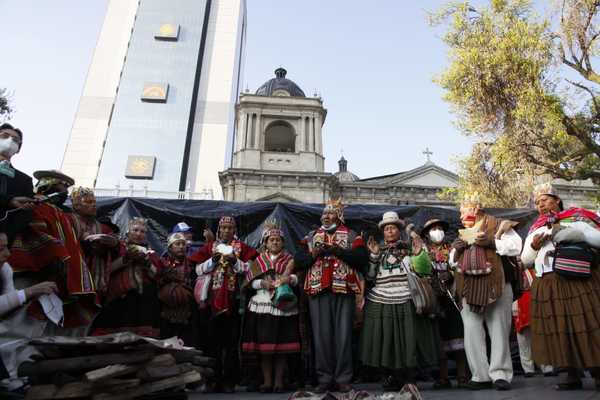 La ceremonia ancestral de asunción de Arce comenzó con un recuerdo a los muertos de Sacaba y Senkata | .::Agencia IP::.