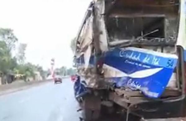 Capiatá: Aparatoso choque entre camión cisterna y colectivo - SNT