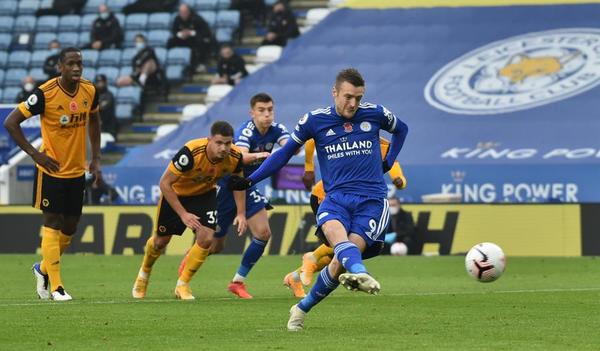 Vardy decide y Leicester se ubica bien arriba